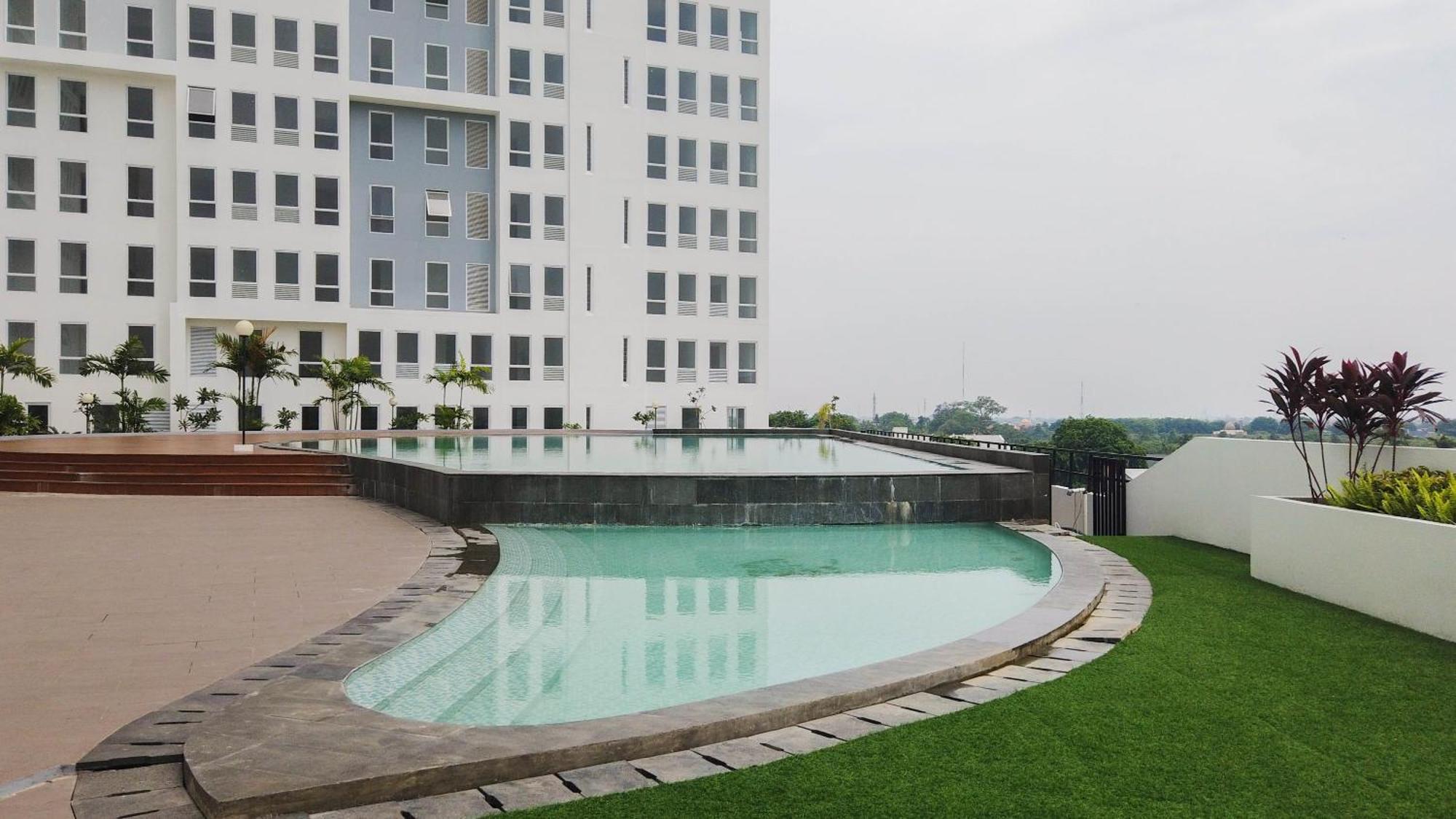 Pleasant Patraland Urbano Near Station By Travelio Apartemen